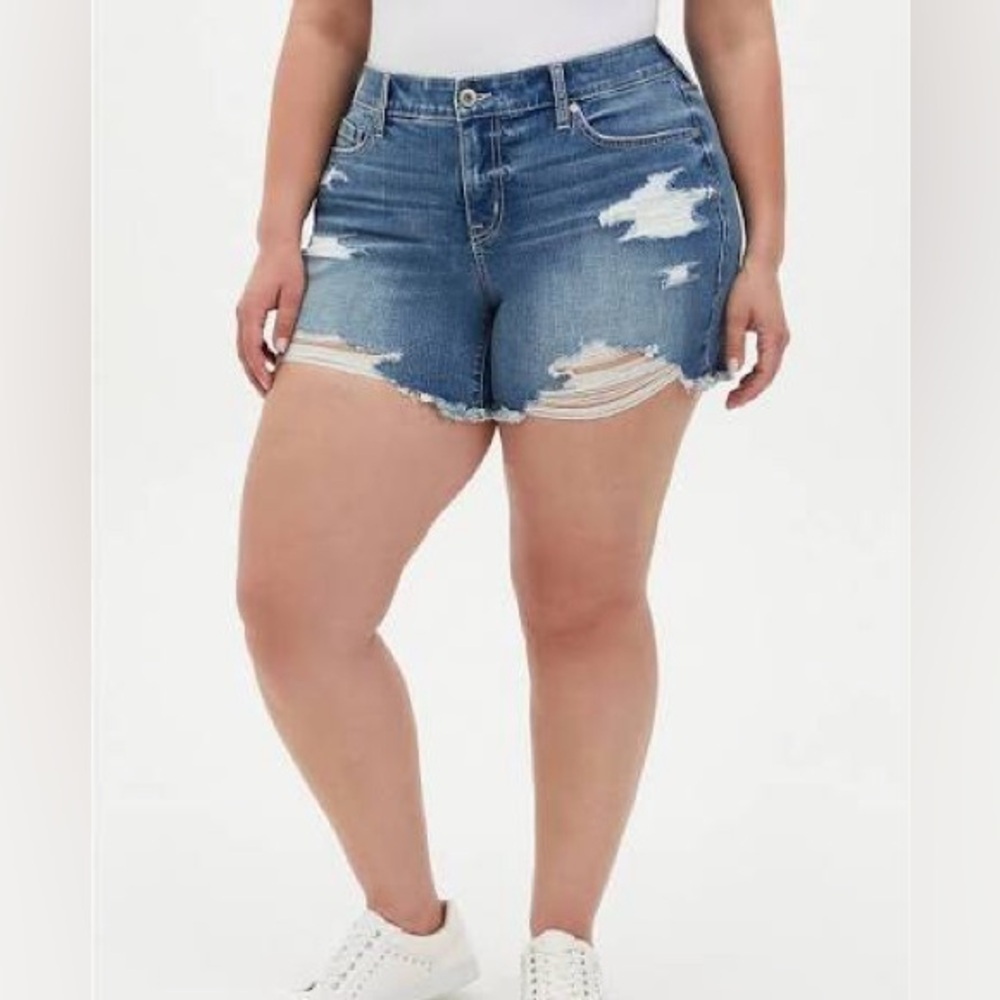 Torrid Mid Rise Midi Short - Vintage Stretch Medium Wash NWT